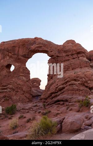 Arche de tourelle - une ailette en grès avec de grandes et petites ouvertures et un montant en pierre plus grand, semblable à une tourelle, sur le côté. Arches National Park, près de Moab dans l'Utah, États-Unis. Banque D'Images