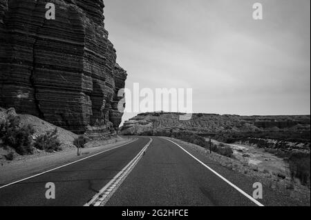 Vues panoramiques sur l'Utah State route 24 à proximité du parc national de Capitol Reef en direction de Hanksville, Utah, États-Unis Banque D'Images