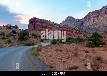 Sur la célèbre route panoramique du parc national de Capitol Reef, Utah, États-Unis. route pavée de 7.9 km (12.7 mi), adaptée aux véhicules de tourisme. Environ une heure et demie de trajet aller-retour pour conduire le Scenic Drive et les deux routes en terre, Grand Wash et Capitol gorge. Ces routes d'éperon de terre entrent dans les canyons et mènent à des remorqueuses, et sont habituellement adaptées pour les voitures de tourisme et les véhicules de camping de 27 pieds de longueur.à côté de Pectols Pyramid et Golden Throne. Banque D'Images