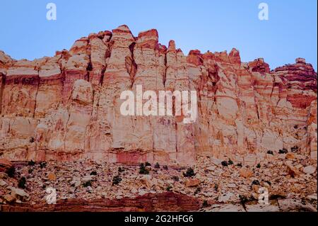 Sur la célèbre route panoramique du parc national de Capitol Reef, Utah, États-Unis. route pavée de 7.9 km (12.7 mi), adaptée aux véhicules de tourisme. Environ une heure et demie de trajet aller-retour pour conduire le Scenic Drive et les deux routes en terre, Grand Wash et Capitol gorge. Ces routes d'éperon de terre entrent dans les canyons et mènent à des remorqueuses, et sont habituellement adaptées pour les voitures de tourisme et les véhicules de camping de 27 pieds de longueur.à côté de Pectols Pyramid et Golden Throne. Banque D'Images