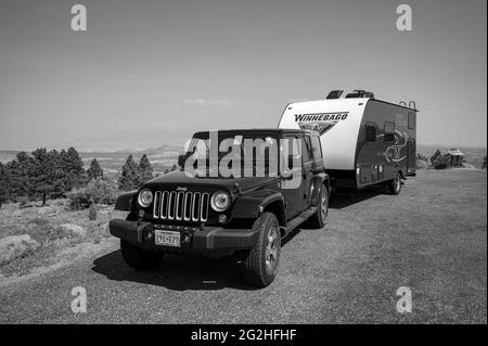 Parking Jeep et Caravan au Vista point Larb Hollow Overlook, comté de Garfield, Utah, États-Unis. Banque D'Images