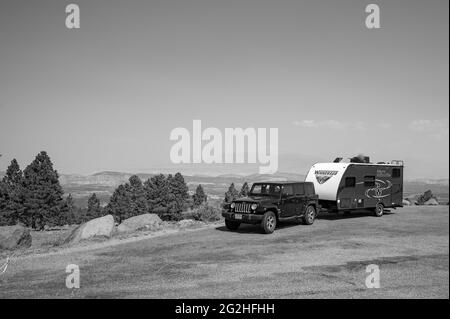 Parking Jeep et Caravan au Vista point Larb Hollow Overlook, comté de Garfield, Utah, États-Unis. Banque D'Images