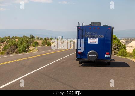 Parking Jeep et Caravan au Hogback - a Vista point près de Boulder, Utah, États-Unis. Banque D'Images