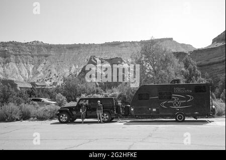 Jeep et Caravan sur le parking. Randonnée à travers la piste Angel's Palace Trail dans le parc national de Kodakchrome Basin, Utah, États-Unis. Banque D'Images