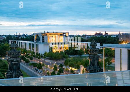 Vue sur la Chancellerie fédérale depuis la terrasse sur le toit du bâtiment Reichstag, Bundestag, Berlin, Allemagne Banque D'Images