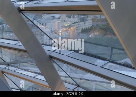 Vue à travers le dôme Reichstag bâtiment sur la porte de Brandebourg, Bundestag, Berlin, Allemagne Banque D'Images