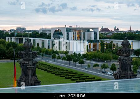 Vue sur la Chancellerie fédérale depuis la terrasse sur le toit du bâtiment Reichstag, Bundestag, Berlin, Allemagne Banque D'Images