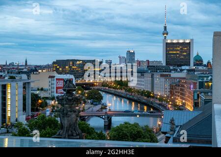 Vue sur Spree et Berlin Mitte depuis la terrasse sur le toit du Reichstag, Bundestag, Berlin, Allemagne Banque D'Images