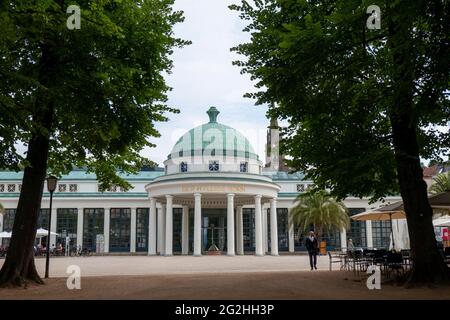 Hylliger né, Brunnenplatz, entrée Wandelhalle, Bad Pyrmont, Weser Uplands, Basse-Saxe, Allemagne Banque D'Images