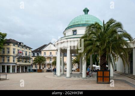 Hylliger né, Brunnenplatz, entrée Wandelhalle, Bad Pyrmont, Weser Uplands, Basse-Saxe, Allemagne Banque D'Images