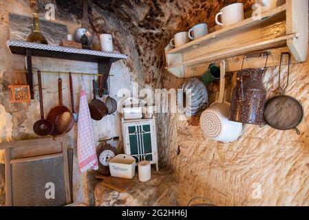 Allemagne, Saxe-Anhalt, Langenstein, coin cuisine dans une grotte de Langenstein dans les montagnes du Harz. Les habitations troglodytiques de Langenstein ont été sculptées en grès par des travailleurs migrants au XIXe siècle, et aujourd'hui, elles sont accessibles aux visiteurs. Banque D'Images