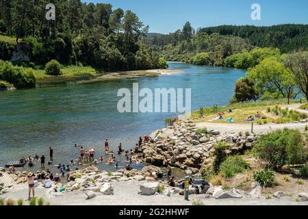 Sources chaudes sur le fleuve Waikato près de Taupo, district de Taupo, Île du Nord, Nouvelle-Zélande Banque D'Images