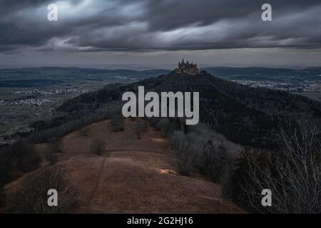 Des nuages épais se déplacent au-dessus du pays, Château Hohenzollern, Alb souabe, Bade-Wurtemberg, Allemagne, Europe Banque D'Images