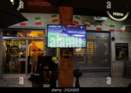 Pagani, Italie. 11 juin 2021. Premier match des Championnats d'Europe de football 2021 entre l'Italie et la Turquie au stade olympique de Rome. Italie contre Turquie 3-0 . Dans toutes les villes italiennes, les lieux publics offrent à leurs clients un grand écran pour assister au jeu de l'Italie aussi manger de la bonne nourriture. (Photo de Pasquale Senatore/Pacific Press) crédit: Pacific Press Media production Corp./Alay Live News Banque D'Images