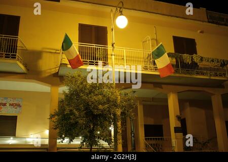 Pagani, Italie. 11 juin 2021. Premier match des Championnats d'Europe de football 2021 entre l'Italie et la Turquie au stade olympique de Rome. Italie contre Turquie 3-0 . Dans toutes les villes italiennes, les lieux publics offrent à leurs clients un grand écran pour assister au jeu de l'Italie aussi manger de la bonne nourriture. (Photo de Pasquale Senatore/Pacific Press) crédit: Pacific Press Media production Corp./Alay Live News Banque D'Images