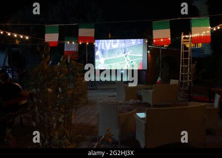 Pagani, Italie. 11 juin 2021. Premier match des Championnats d'Europe de football 2021 entre l'Italie et la Turquie au stade olympique de Rome. Italie contre Turquie 3-0 . Dans toutes les villes italiennes, les lieux publics offrent à leurs clients un grand écran pour assister au jeu de l'Italie aussi manger de la bonne nourriture. (Photo de Pasquale Senatore/Pacific Press) crédit: Pacific Press Media production Corp./Alay Live News Banque D'Images