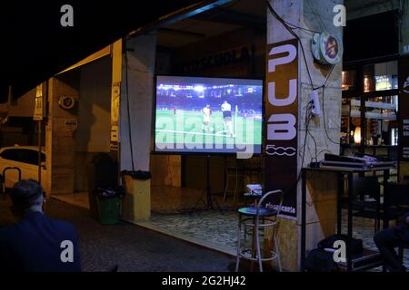 Pagani, Italie. 11 juin 2021. Premier match des Championnats d'Europe de football 2021 entre l'Italie et la Turquie au stade olympique de Rome. Italie contre Turquie 3-0 . Dans toutes les villes italiennes, les lieux publics offrent à leurs clients un grand écran pour assister au jeu de l'Italie aussi manger de la bonne nourriture. (Photo de Pasquale Senatore/Pacific Press) crédit: Pacific Press Media production Corp./Alay Live News Banque D'Images