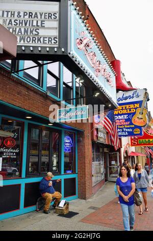 Nashville, Tennessee, États-Unis. Des néons colorés, des panneaux abondent au-dessus et autour des magasins, des restaurants et des bars dans le quartier historique de Broadway. Banque D'Images