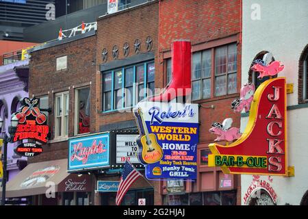 Nashville, Tennessee, États-Unis. South Broadway, dans le quartier historique de Broadway, est célèbre pour ses lieux de divertissement, ses attractions et ses panneaux. Banque D'Images