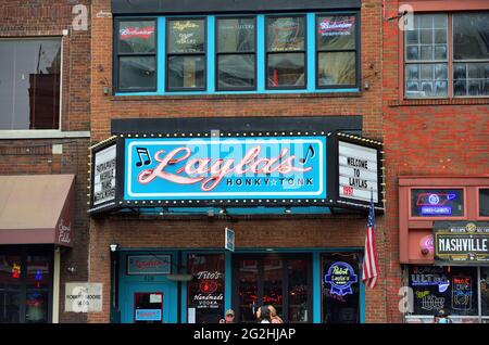 Nashville, Tennessee, États-Unis. South Broadway, dans le quartier historique de Broadway, est célèbre pour ses lieux de divertissement, ses attractions et ses panneaux. Banque D'Images