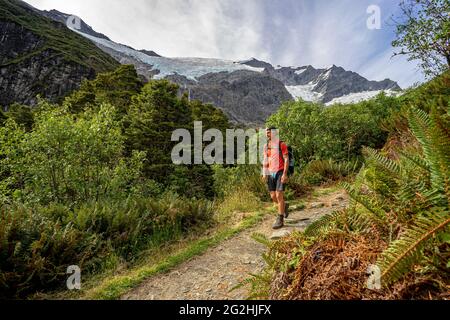 Faites une randonnée jusqu'au point de vue du glacier Rob Roy, une impressionnante randonnée dans les gorges avec vue sur le glacier près de Wanaka, South Island, Queenstown-Lakes District, Nouvelle-Zélande Banque D'Images