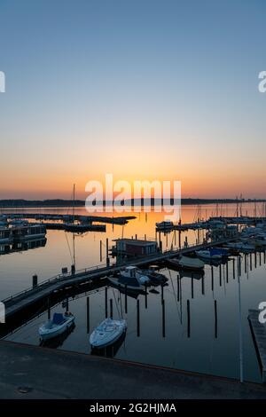 Coucher de soleil dans le port de Laboe sur la mer Baltique, Schleswig-Holstein. Banque D'Images