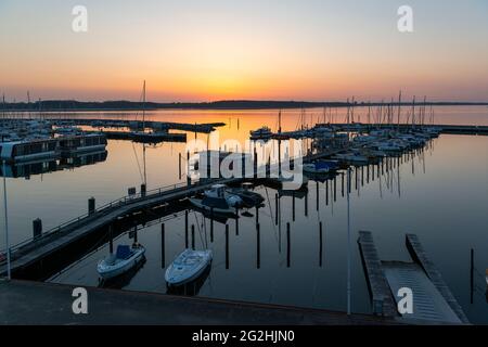 Coucher de soleil dans le port de Laboe sur la mer Baltique, Schleswig-Holstein. Banque D'Images