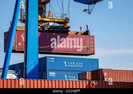 Duisburg, région de la Ruhr, Rhénanie-du-Nord-Westphalie, Allemagne - Europe et Chine conteneurs dans le port de Duisburg, la nouvelle route de la soie relie le port intérieur européen de Duisburg aux métropoles chinoises, les trains de fret ont besoin de 16 jours pour la liaison directe. Banque D'Images