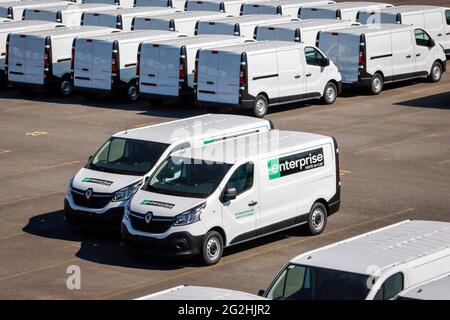 Duisburg, Rhénanie-du-Nord-Westphalie, Allemagne - voitures neuves, petites fourgonnettes voitures de location Enterprise, point de transbordement, terminal de voiture dans le port de Duisburg. Banque D'Images