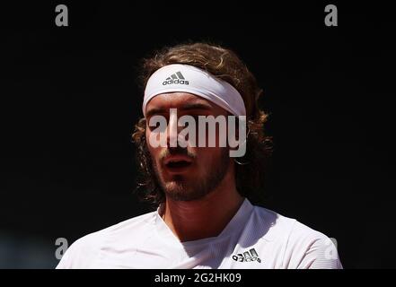 Paris, France. 11 juin 2021. Stefanos Tsitsipas de Grèce réagit pendant la demi-finale masculine contre Alexandre Zverev d'Allemagne lors du tournoi de tennis ouvert français à Roland Garros à Paris, France, le 11 juin 2021. Credit: Gao Jing/Xinhua/Alamy Live News Banque D'Images