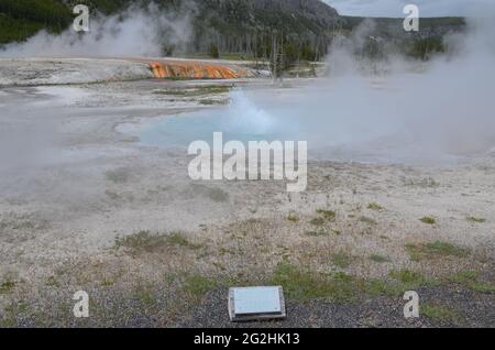 PARC NATIONAL DE YELLOWSTONE, WYOMING - 9 JUIN 2017 : Geyser de l'Émeraude du Groupe dans la zone du bassin de sable noir du bassin supérieur de Geyser Banque D'Images