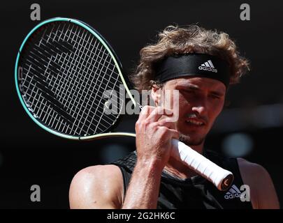 Paris, France. 11 juin 2021. Alexander Zverev, d'Allemagne, réagit au cours de la demi-finale masculine contre Stefanos Tsitsipas, de Grèce, lors du tournoi de tennis ouvert à Roland Garros à Paris, France, le 11 juin 2021. Credit: Gao Jing/Xinhua/Alamy Live News Banque D'Images