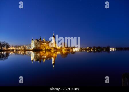 Europe, Allemagne, Mecklenburg-Ouest Pomerania, Schwerin, château, nuit Banque D'Images