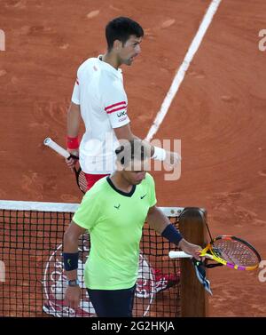 Paris, France. 11 juin 2021. Rafael Nadal (en bas) d'Espagne et Novak Djokovic de Serbie sont vus après leurs hommes uniques semifinal au tournoi de tennis ouvert français à Roland Garros à Paris, France, le 11 juin 2021. Credit: Gao Jing/Xinhua/Alamy Live News Banque D'Images