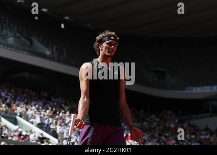 Paris, France. 11 juin 2021. Alexander Zverev, d'Allemagne, réagit au cours de la demi-finale masculine contre Stefanos Tsitsipas, de Grèce, lors du tournoi de tennis ouvert à Roland Garros à Paris, France, le 11 juin 2021. Credit: Gao Jing/Xinhua/Alamy Live News Banque D'Images