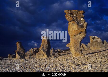 Rochers dans la lumière du soir, tempête d'humeur, réserve naturelle de Langhammars, Suède, île de Farö Banque D'Images