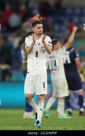 Rome, Italie. 11 juin 2021. Jorginho d'Italie salue les fans après le groupe UN match entre la Turquie et l'Italie à l'UEFA EURO 2020 à Rome, Italie, le 11 juin 2021. Credit: Cheng Tingting/Xinhua/Alay Live News Banque D'Images