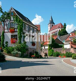 Église catholique de notre-Dame, maisons à colombages, vieille ville, Gernsbach, Bade-Wurtemberg, Allemagne Banque D'Images