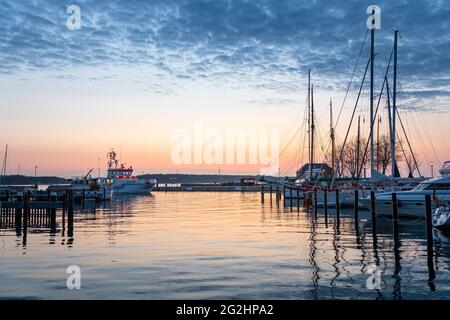 Coucher de soleil dans le port de Laboe sur la mer Baltique, Schleswig-Holstein. Banque D'Images