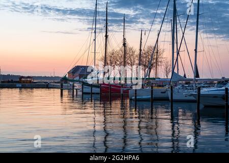 Coucher de soleil dans le port de Laboe sur la mer Baltique, Schleswig-Holstein. Banque D'Images