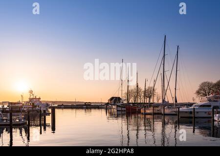 Coucher de soleil dans le port de Laboe sur la mer Baltique, Schleswig-Holstein. Banque D'Images