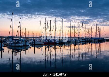 Coucher de soleil dans le port de Laboe sur la mer Baltique, Schleswig-Holstein. Banque D'Images