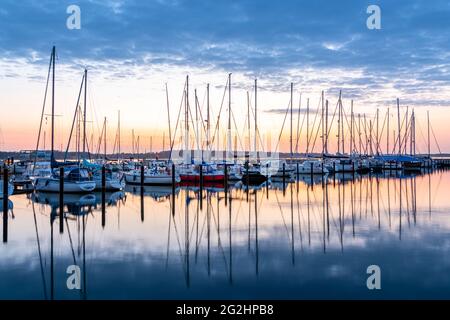 Coucher de soleil dans le port de Laboe sur la mer Baltique, Schleswig-Holstein. Banque D'Images