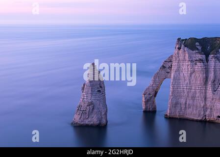 Côte de la craie près d'Etretat, porte d'aval et aiguille de l'aiguille de l'aiguille d'Aigouille d'Etretat, ambiance du soir, France, Normandie, département Seine-Maritime Banque D'Images