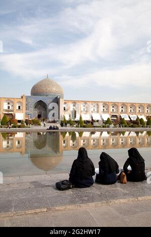 Les étudiants en architecture dessinent la mosquée Sheikh Lotfollah sur la place Naghshe Jahan à Isfahan, en Iran Banque D'Images