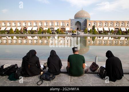 Les étudiants en architecture dessinent la mosquée Sheikh Lotfollah sur la place Naghshe Jahan à Isfahan, en Iran Banque D'Images