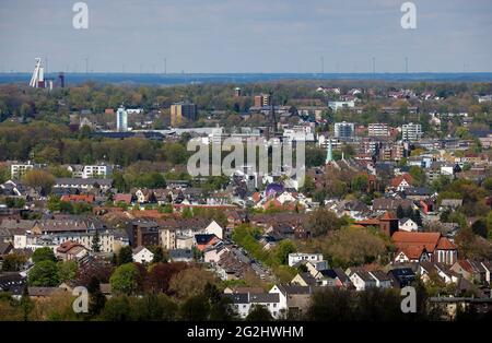 Herten, région de la Ruhr, Rhénanie-du-Nord-Westphalie, Allemagne - Stadtuebersicht Herten, arrière gauche Foerderturm de la collierie désutilisée Schlaegel & Eisen. Banque D'Images