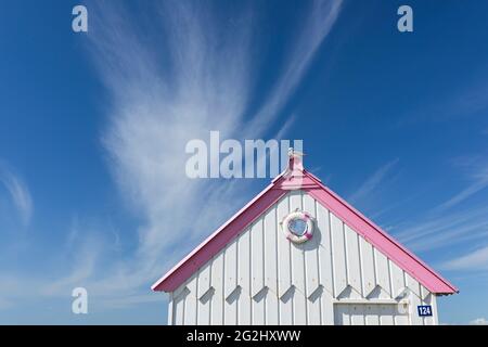 Cabanes de plage dans les dunes de Gouville-sur-Mer, France, Normandie, Département Manche Banque D'Images