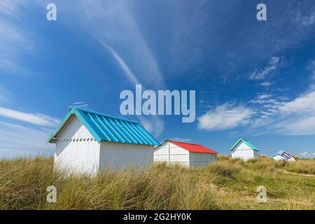 Huttes de plage colorées dans les dunes de Gouville-sur-Mer, France, Normandie, Département Manche Banque D'Images