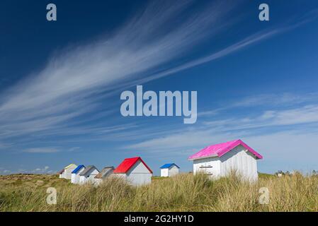 Huttes de plage colorées dans les dunes de Gouville-sur-Mer, France, Normandie, Département Manche Banque D'Images